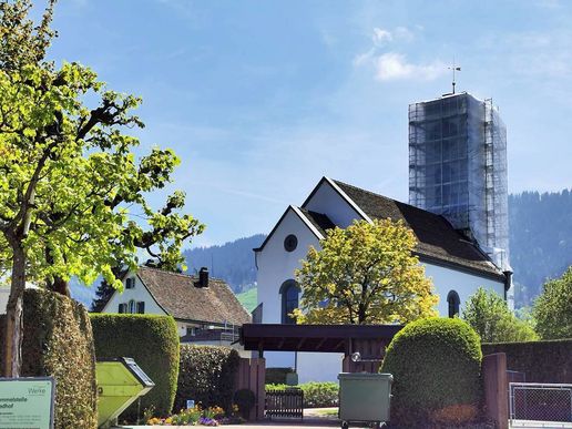 der Kirchturm von Hütten ist eingepackt