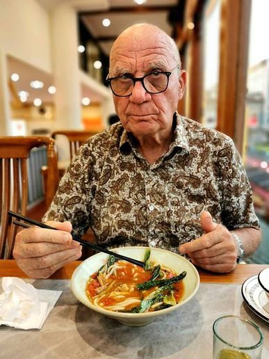 Paul kann super mit Stäbchen essen!