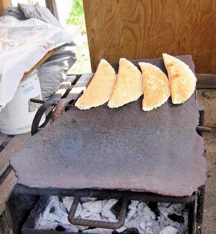 hier werdne Kassava -Fladen mit Cocosnussfüllung gebacken, mmm...fein!