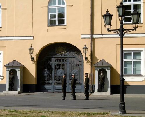 Wachablösung beim Regierungsgebäude