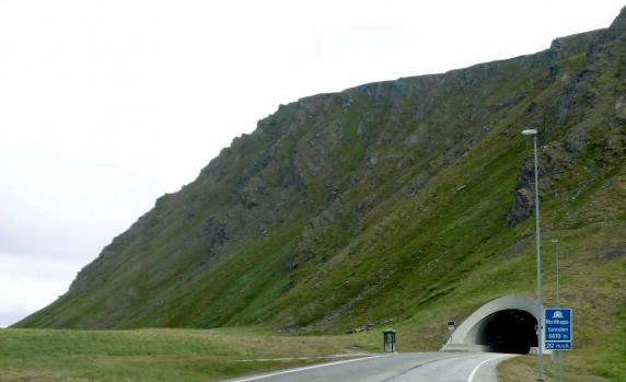 der Tunnel unter dem Meer ist 6870m lang