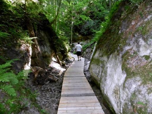 wir laufen durch eien kleine Schlucht