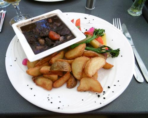 Wildsau in roter Weinsauce