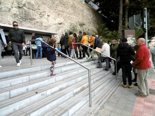 anstehen für den Lift zum Castell Santa Barbara