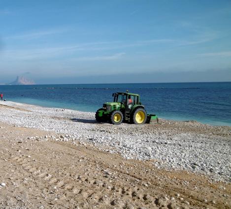 in Altea, der Strand wird gereinigt